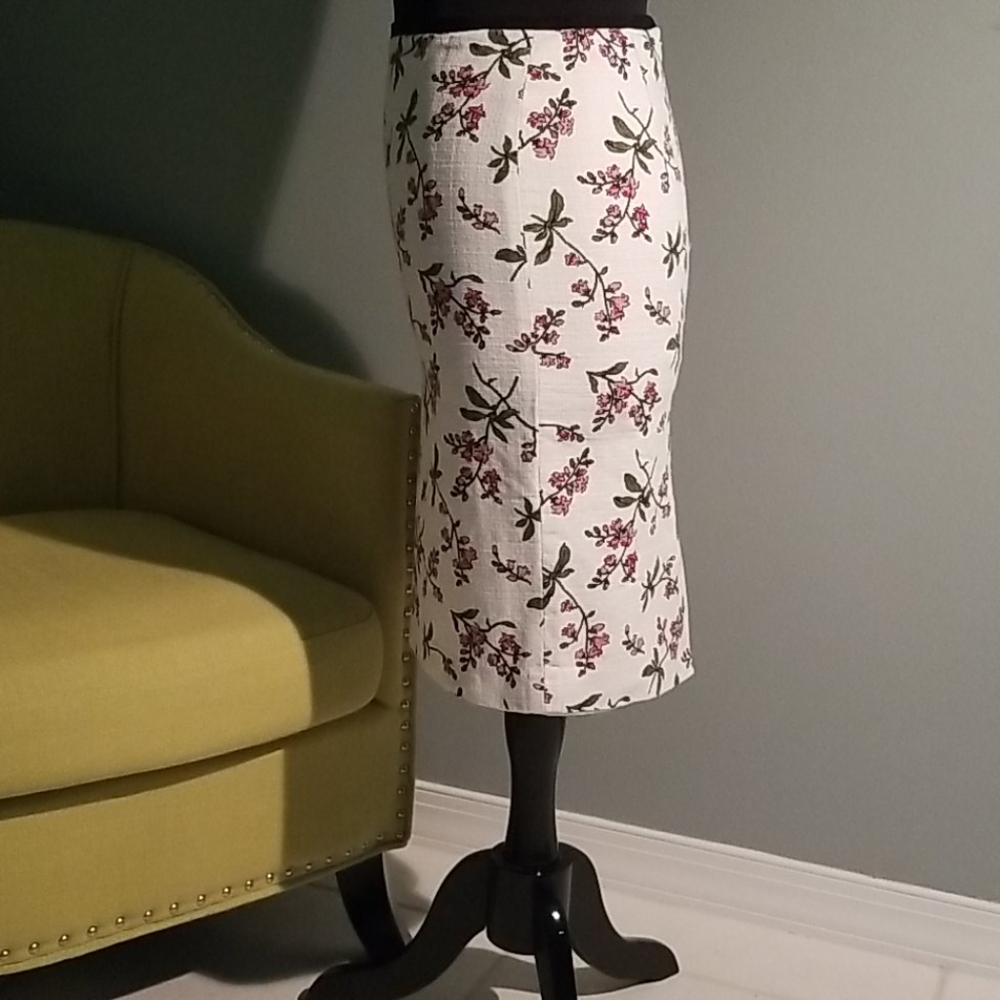 Skirts - Picture 2 of 3